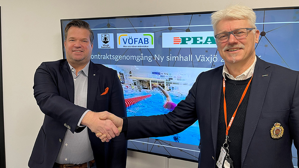 På bilden ser ni parternas ombud Niclas Ramström och Fredrick Ilestedt skaka hand, Peab som ser framemot samarbetet ihop.